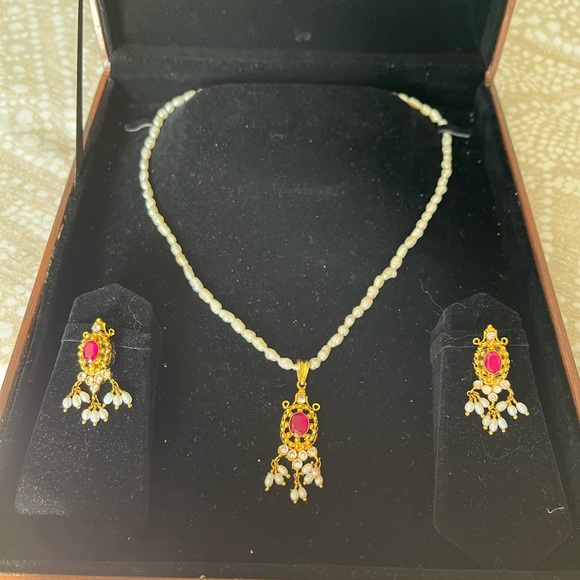 Gold played earrings and pendant set, with authentic garnet stone and pearls. - Picture 2 of 2